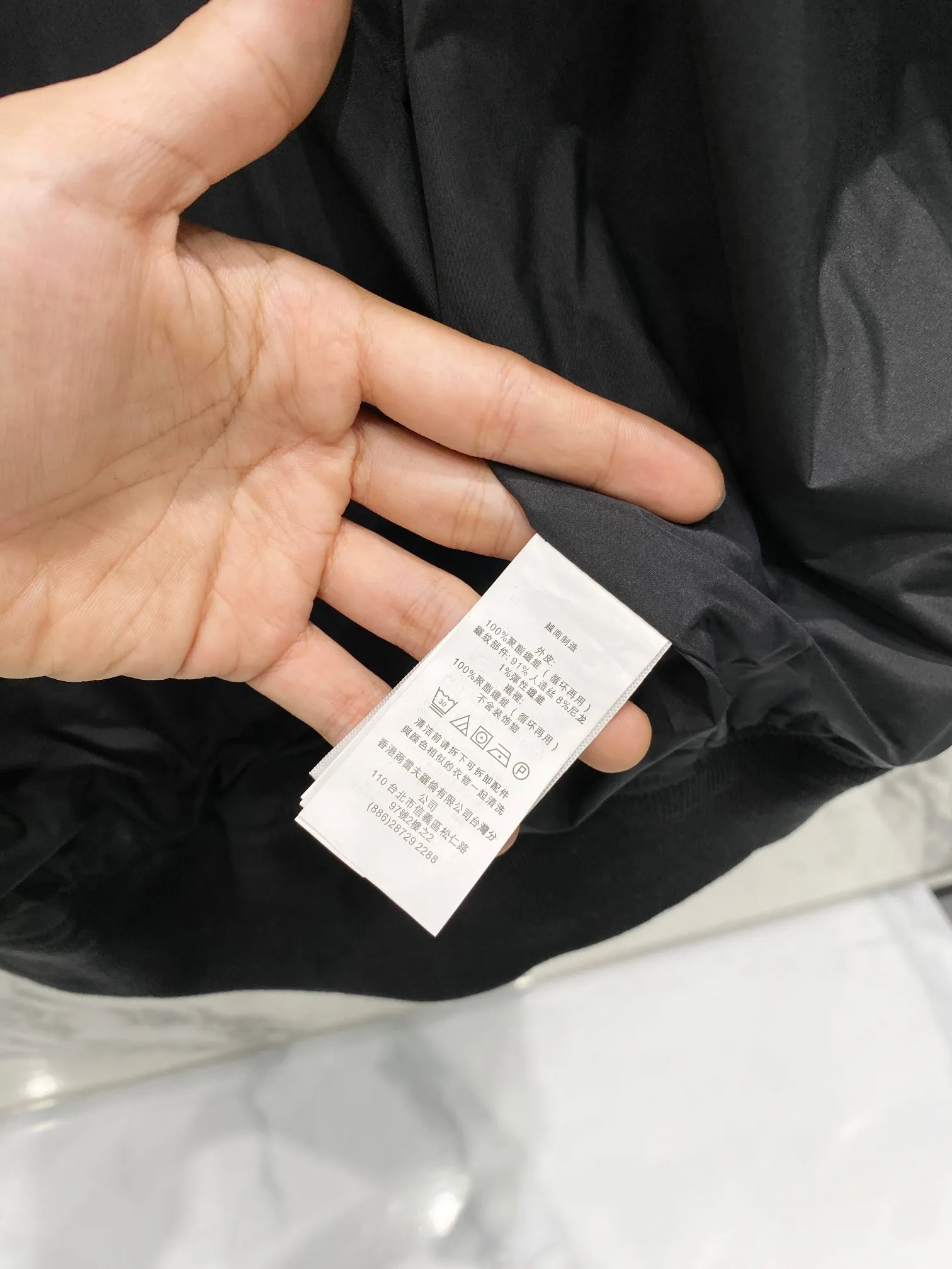 P370 Ralph Lauren classic solid color LOGO embroidered jacket. Original customer-supplied high-quality fabric. Ingredients: 100% T. Added three-proof technology. Windproof, waterproof and anti-fouling. The fabric is added with glue technology. The fabric surface is smooth, crisp and stylish. This style of clothing seems simple and unremarkable, but the workmanship is complex. There are many details. The small lanyard design of the inner pocket also achieves the same details as the original version. The hem and cuff threads are imported high-density high-speed threading machine. The overall tightness and style The pony embroidery on the chest is embroidered with an imported Behringer embroidery machine. The smaller the pattern, the smaller the pattern. It seems simple but is actually complicated! The ropes of the pony, the sticks and the contours of the horse all like the configuration of the embroidery machine. They are simple but not simple. They are made by foreign trade factories. The pockets are opened using a professional template machine. Small details such as threads are manually marked to ensure delivery quality that is unmatched by small workshops. Full clothing accessories and hardware, molded LOGO zipper pullers and horn buckle side LOGOs all require extremely high molds to achieve the effect. The leather head of the zipper puller is made of imported cowhide, which is soft and durable. Color: black (gray embroidery, black slider), dark blue (khaki embroidery, khaki slider)